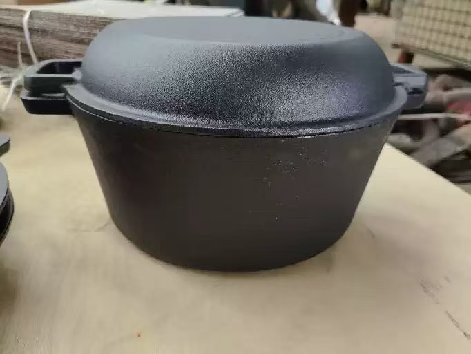 Cast iron pan dutch oven